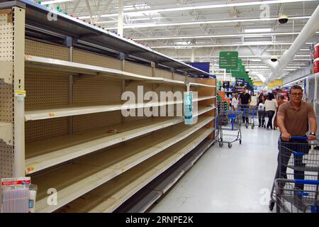 (170825) -- TEXAS, 25. Aug. 2017 -- Foto aufgenommen am 24. Aug. 2017 zeigt Leerlager auf einem Markt in Houston, USA. Die Bevölkerungen im südlichen Teil von Texas bereiten sich auf bedeutende Auswirkungen des Hurrikans Harvey vor, da er am Freitag als Hurrikan der Kategorie 3 vom Golf von Mexiko auf Land fallen soll. Zhong Jia (dtf) U.S.-TEXAS-HURRICANE HARVEY-PRECAUTIONS LiuxLiwei PUBLICATIONxNOTxINxCHN Texas Aug 25 2017 Foto aufgenommen AM 24. August 2017 zeigt Leere Lagerung auf einem Markt in Houston die Vereinigten Staaten die Populationen im südlichen Teil von Texas bereiten sich auf Signific vor Stockfoto