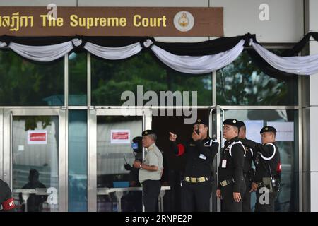 (170825) -- BANGKOK, 25. August 2017 -- Polizisten stehen am 25. August 2017 vor dem Obersten Gerichtshof Thailands in Bangkok, der Hauptstadt Thailands. Der Oberste Gerichtshof Thailands hat das Urteil im Reisverpfändungsverfahren des ehemaligen Premierministers Yingluck Shinawatra am Freitag auf den 27. September verschoben, da sie vor dem Gericht nicht erschienen war und das Gericht einen Haftbefehl gegen sie ausgestellt hatte. ) (dtf) THAILAND-BANGKOK-YINGLUCK-WARRANT LixMangmang PUBLICATIONxNOTxINxCHN Bangkok Aug 25 2017 Polizisten stehen vor dem Obersten Gerichtshof des thailändischen Landes in Bangkok Hauptstadt des thailändischen Landes AM 25 2017. August dem Suprem Stockfoto