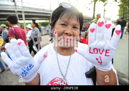 (170825) -- BANGKOK, 25. August 2017 -- Eine Unterstützerin des ehemaligen thailändischen Premierministers Yingluck Shinawatra wartet auf sie am Obersten Gerichtshof in Bangkok, Thailand, 25. August 2017. Der Oberste Gerichtshof Thailands hat das Urteil im Reisverpfändungsverfahren des ehemaligen Premierministers Yingluck Shinawatra am Freitag auf den 27. September verschoben, da sie vor dem Gericht nicht erschienen war und das Gericht einen Haftbefehl gegen sie ausgestellt hatte. ) (dtf) THAILAND-BANGKOK-YINGLUCK-WARRANT RachenxSageamsak PUBLICATIONxNOTxINxCHN Bangkok Aug 25 2017 eine Unterstützerin des ehemaligen thailändischen Premierministers Yingluck Shinawatra wartet auf sie IM Obersten Cou Stockfoto