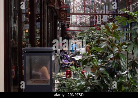 Windsor, Berkshire, Großbritannien. September 2023. Es war ein schöner, warmer und sonniger Tag in Windsor, Berkshire, heute, da Touristen, Besucher und Einheimische gerne shoppen und essen gingen. Quelle: Maureen McLean/Alamy Live News Stockfoto