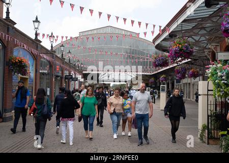 Windsor, Berkshire, Großbritannien. September 2023. Es war ein schöner, warmer und sonniger Tag in Windsor, Berkshire, heute, da Touristen, Besucher und Einheimische gerne shoppen und essen gingen. Quelle: Maureen McLean/Alamy Live News Stockfoto