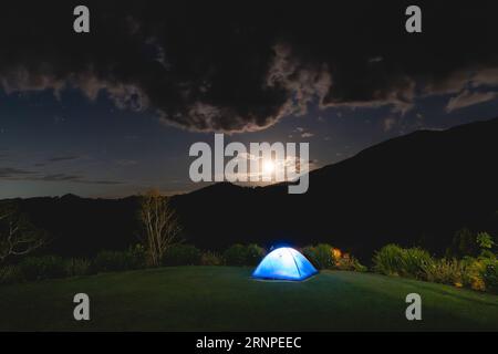 Camping im Berg bei Vollmond Stockfoto