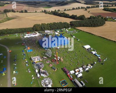Jedburgh, Großbritannien. September 2023. EdgeFest 2023, Musikfestival. Drohnenbild des Ortes des EdgeFest 2023, der Eröffnungsveranstaltung in Lilliardsedge bei Jedburgh. Musik und Unterhaltung unter der großen Spitze. Main Stage Line Up Tag 1 13:00 - 13:45 CONNOR FYFE 14:15 - 15:00 BE CHARLOTTE 15:30 - 16:00 HEATHER SMALL 16:30 - 17:35 TORF & DIESEL 18:05 - 19:10 CALLUM BEATTIE 19:40 - 20:40 ELLA HENDERSON 21:15 - 22:25 BILLY OCEAN ( Credit: Rob Gray/Alamy Live News Stockfoto