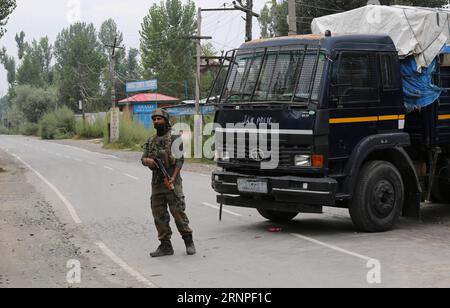 (170826) -- SRINAGAR, 26. August 2017 -- ein indischer Armeetruppen steht in der Nähe des Ortes eines laufenden bewaffneten Kampfes, nachdem Militante die Polizeilinien in Pulwama, etwa 28 km südlich von Srinagar, der Sommerhauptstadt des von Indien kontrollierten Kaschmirs, stürmten, am 26. August 2017. Ein Polizist und zwei paramilitärische Soldaten der indischen Central Reserve Police Force (CRPF) wurden am Samstag bei einem andauernden militanten Angriff auf Polizeilinien im von Indien kontrollierten Kaschmir getötet, sagte die Polizei. Während des ersten Angriffs wurden ein Polizist und drei CRPF-Mitarbeiter verletzt. (swt) INDIEN-KASCHMIR-SRINAGAR-MILITANTER ANGRIFF JavedxD Stockfoto