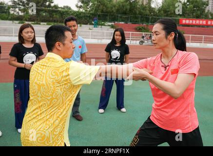 (170826) -- TIANJIN, 26. Aug. 2017 -- Foto aufgenommen am 26. Aug. 2017 zeigt Huo Jinghong (R) beim Boxen von Huo mit ihren Studenten an der Tianjin University of Commerce. Als Nachkomme von Huo Yuanjia, dem chinesischen großen Wushu-Meister, ist Huo Jianhong ein Fitnesstrainer der Tianjin University of Commerce. Huo Jianhong hat Wushu seit 5 Jahren gelernt und seitdem widmet sie sich dem Erbe und der Entwicklung von Wushu.) (SP)CHINA-TIANJIN-WUSHU-HUO YUANJIA-13. CHINESISCHE NATIONALSPIELE (CN) GuoxChen PUBLICATIONxNOTxINxCHN Tianjin August 26 2017 Foto aufgenommen AM August 26 2017 zeigt Huo Jinghong Stockfoto