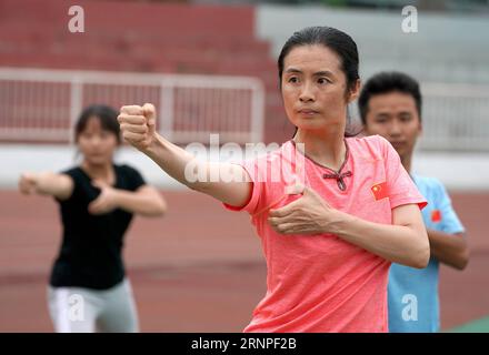 (170826) -- TIANJIN, 26. Aug. 2017 -- Foto aufgenommen am 26. Aug. 2017 zeigt Huo Jinghong beim Boxen von Huo mit ihren Studenten an der Tianjin University of Commerce. Als Nachkomme von Huo Yuanjia, dem chinesischen großen Wushu-Meister, ist Huo Jianhong ein Fitnesstrainer der Tianjin University of Commerce. Huo Jianhong hat Wushu seit 5 Jahren gelernt und seitdem widmet sie sich dem Erbe und der Entwicklung von Wushu.) (SP)CHINA-TIANJIN-WUSHU-HUO YUANJIA-13. CHINESISCHE NATIONALSPIELE (CN) GuoxChen PUBLICATIONxNOTxINxCHN Tianjin August 26 2017 Foto aufgenommen AM August 26 2017 zeigt Huo Jinghong PRAC Stockfoto