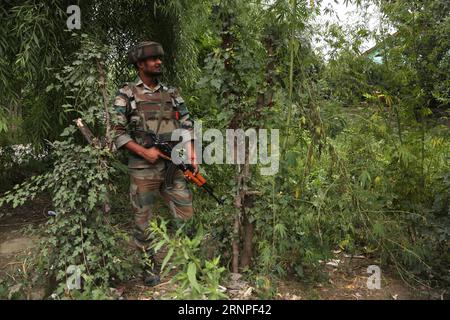 (170826) -- SRINAGAR, 26. August 2017 -- ein indischer Armeetruppen steht in der Nähe des Ortes eines laufenden bewaffneten Kampfes, nachdem Militante die Polizeilinien in Pulwama, etwa 28 km südlich von Srinagar, der Sommerhauptstadt des von Indien kontrollierten Kaschmirs, stürmten, am 26. August 2017. Ein Polizist und zwei paramilitärische Soldaten der indischen Central Reserve Police Force (CRPF) wurden am Samstag bei einem andauernden militanten Angriff auf Polizeilinien im von Indien kontrollierten Kaschmir getötet, sagte die Polizei. Während des ersten Angriffs wurden ein Polizist und drei CRPF-Mitarbeiter verletzt. (swt) INDIEN-KASCHMIR-SRINAGAR-MILITANTER ANGRIFF JavedxD Stockfoto