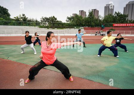 (170826) -- TIANJIN, 26. August 2017 -- Foto aufgenommen am 26. August 2017 zeigt Huo Jinghong (Front) beim Boxen von Huo mit ihren Studenten an der Tianjin University of Commerce. Als Nachkomme von Huo Yuanjia, dem chinesischen großen Wushu-Meister, ist Huo Jianhong ein Fitnesstrainer der Tianjin University of Commerce. Huo Jianhong hat Wushu seit 5 Jahren gelernt und seitdem widmet sie sich dem Erbe und der Entwicklung von Wushu.) (SP)CHINA-TIANJIN-WUSHU-HUO YUANJIA-13th CHINESE NATIONAL GAMES (CN) GuoxChen PUBLICATIONxNOTxINxCHN Tianjin Aug 26 2017 Foto aufgenommen AM August 26 2017 zeigt Huo Jingh Stockfoto