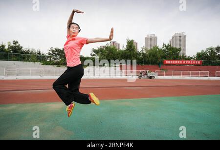 (170826) -- TIANJIN, 26. August 2017 -- Foto aufgenommen am 26. August 2017 zeigt Huo Jinghong beim Boxen von Huo an der Tianjin University of Commerce. Als Nachkomme von Huo Yuanjia, dem chinesischen großen Wushu-Meister, ist Huo Jianhong ein Fitnesstrainer der Tianjin University of Commerce. Huo Jianhong hat Wushu seit 5 Jahren gelernt und seitdem widmet sie sich dem Erbe und der Entwicklung von Wushu.) (SP)CHINA-TIANJIN-WUSHU-HUO YUANJIA-13th CHINESE NATIONAL GAMES (CN) GuoxChen PUBLICATIONxNOTxINxCHN Tianjin Aug 26 2017 Foto aufgenommen AM 26 2017. August zeigt Huo Jinghong beim Boxen von H Stockfoto