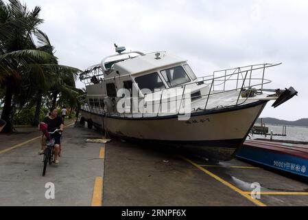 (170827) -- PEKING, 27. August 2017 -- Eine Yacht wird wegen des Taifuns Hato in Zhuhai, südchinesische Provinz Guangdong, 23. August 2017 vom Meer auf das Land gefegt. ) WÖCHENTLICHE AUSWAHL VON XINHUA FOTO LuxHanxin PUBLICATIONxNOTxINxCHN Peking Aug 27 2017 eine Yacht WIRD vom Meer auf das Land wegen Taifun Hato in Zhuhai Südchina S Provinz Guangdong Aug 23 2017 wöchentliche Auswahl von XINHUA Foto LuxHanxin PUBLICATIONxNOTxINxCHN Stockfoto