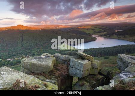 Blick auf Win Hill und Ladybower Reservoir von Bamford Edge, Peak District, Derbyshire, Großbritannien Stockfoto