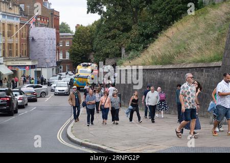 Windsor, Berkshire, Großbritannien. September 2023. Es war ein schöner, warmer und sonniger Tag in Windsor, Berkshire, heute, da Touristen, Besucher und Einheimische gerne shoppen und essen gingen. Quelle: Maureen McLean/Alamy Live News Stockfoto