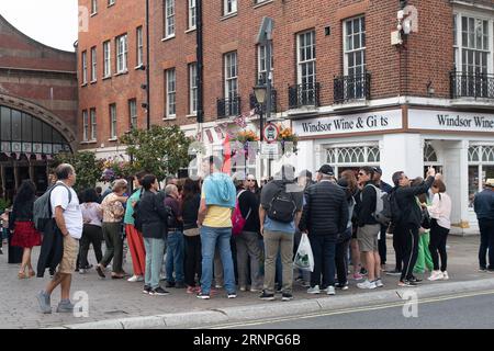 Windsor, Berkshire, Großbritannien. September 2023. Es war ein schöner, warmer und sonniger Tag in Windsor, Berkshire, heute, da Touristen, Besucher und Einheimische gerne shoppen und essen gingen. Quelle: Maureen McLean/Alamy Live News Stockfoto