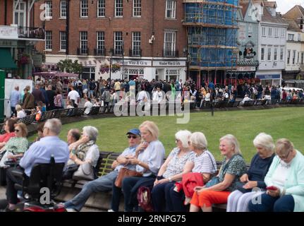 Windsor, Berkshire, Großbritannien. September 2023. Es war ein schöner, warmer und sonniger Tag in Windsor, Berkshire, heute, da Touristen, Besucher und Einheimische gerne shoppen und essen gingen. Quelle: Maureen McLean/Alamy Live News Stockfoto