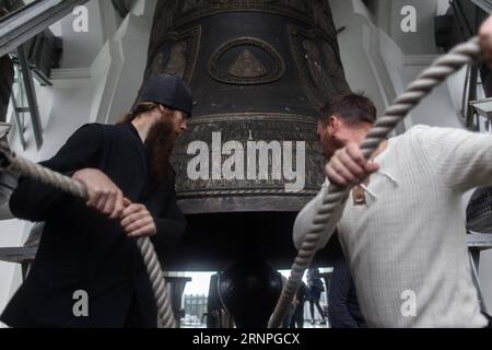 (170828) -- SERGIYEV POSAD (RUSSLAND), 28. August 2017 -- der Priester und der Gläubige läuten die Glocke auf dem Glockenturm der Heiligen Dreifaltigkeit-St. Sergius Lavra in Sergiev Posad, Region Moskau, Russland, am 28. August 2017. Das DreifaltigkeitsLavra von St. Sergius ist eines der wichtigsten russischen Klöster und das spirituelle Zentrum der russisch-orthodoxen Kirche. Das Kloster befindet sich in der Stadt Sergijew Posad, etwa 70 Kilometer nordöstlich von Moskau. )(yk) RUSSLAND-SERGIJEW POSAD-DAILY LIFE EvgenyxSinitsyn PUBLICATIONxNOTxINxCHN Sergijew Posad Russland August 28 2017 der Priester und der Gläubige Ring th Stockfoto