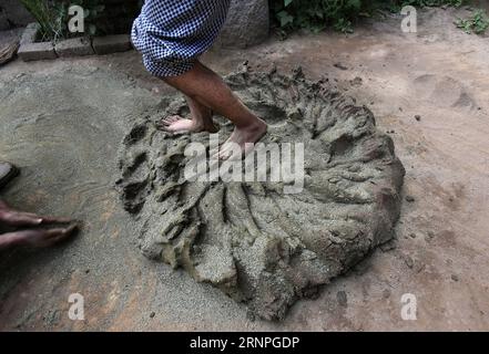 (170828) -- SRINAGAR, 28. August 2017 -- Ein Kashmiri-Töpfer arbeitet mit seinen Füßen auf Schlamm, der verwendet wird, um Erdtöpfe in einem Dorf im Budgam-Bezirk, etwa 25 km südwestlich von Srinagar, Sommerhauptstadt des von Indien kontrollierten Kaschmirs, zu bereiten, 28. August 2017. Die Töpfergemeinschaft im von Indien kontrollierten Kaschmir verliert ihren Lebensunterhalt aufgrund des wechselnden Lebensstils der Einheimischen, die keine Töpferwaren mehr bevorzugen. Die Kinder der Kaschmir-Töpferei nehmen auch nicht den Beruf auf, da sie es nicht für ihre Bedürfnisse halten. ) (zw) KASCHMIR-SRINAGAR-KERAMIK JavedxDar PUBLICATIONxNOTxINxCHN Srinagar Aug Stockfoto