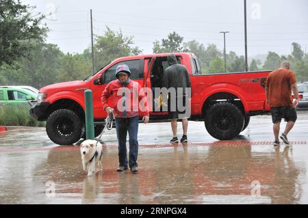 (170829) -- HOUSTON, 29. August 2017 -- Ein Bewohner und sein Hund werden am 28. August 2017 in das Constellation Field Shelter in Sugar Land in der Nähe von Houston, USA, evakuiert. Die Priorität in diesem Moment war die Evakuierung von Menschen, die in ihren Häusern gestrandet waren, und die Unterkünfte im Großraum Houston haben etwa 5.000 Menschen beherbergt, sagte Sylvester Turner, Bürgermeister von Houston, einer Pressekonferenz am Montag. (Jmmn) U.S.-HOUSTON-HURRICANE-SHELTER LiuxLiwei PUBLICATIONxNOTxINxCHN Houston August 29 2017 ein Bewohner und sein Hund werden in das Constellation Field Shelter in Sugar Country bei Houston evakuiert Stockfoto