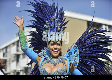 (170829) -- LONDON, 29. August 2017 -- Eine Samba-Tänzerin nimmt am letzten Tag des Notting Hill Carnivals in London, Großbritannien, am 28. August 2017 an der Grand Finale Parade Teil. )(gj) GROSSBRITANNIEN-LONDON-NOTTING HILL KARNEVAL-GROSSE FINALPARADE StephenxChung PUBLICATIONxNOTxINxCHN London Aug 29 2017 ein Samba Dancer nimmt an der Grand Final Parade AM letzten Tag des Notting Hill Karnevals in London Teil Großbritannien AM 28 2017. August GJ Britain London Notting Hill Carnival Grand Final Parade PNOBLICATINxCHN Stockfoto