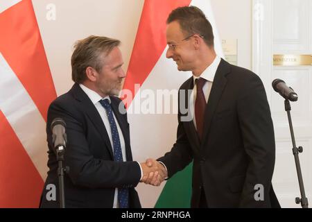 (170829) -- BUDAPEST, 29. August 2017 -- der dänische Außenminister anders Samuelsen (L) schüttelt auf einer Pressekonferenz nach dem Treffen in Budapest, Ungarn, am 29. August 2017 die Hände mit dem ungarischen Außenminister Peter Szijjarto. Das Ziel beider Länder besteht darin, die Wettbewerbsfähigkeit der EU zu verbessern und die Sicherheit Europas wiederherzustellen, sagte Szijjarto. Wir stimmen darin überein, dass illegale Migration und Terrorismus die ernsten Herausforderungen des kommenden Zeitraums für die EU sein werden, erklärte er. ) UNGARN-BUDAPEST-DÄNEMARK-DIPLOMATIE AttilaxVolgyi PUBLICATIONxNOTxINxCHN Budapest August 29 2 Stockfoto