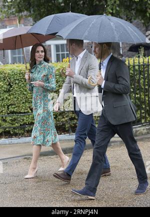 Entertainment Bilder der Woche Themen der Woche Bilder des Tages (170830) -- LONDON, 30. August 2017 () -- Prinz William (C), der Duke of Cambridge, und seine Frau Catherine, die Herzogin von Cambridge und Prinz Harry kommen am 30. August 2017 im Weißen Garten auf dem Gelände des Kensington Palace in London an, um an den 20. Todestag von Prinzessin Diana zu erinnern. () -UK OUT- BRITAIN-LONDON-PRINCESS DIANA-ANNIVERSARY Xinhua PUBLICATIONxNOTxINxCHN Entertainment Images The Week Topics The Week Images The Day London Aug 30 2017 Prince William C The Duke of Cambridge and his wife Stockfoto