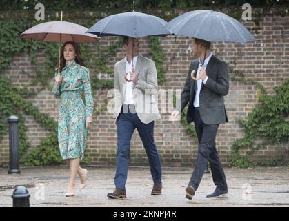 (170830) -- LONDON, 30. August 2017 () -- Prinz William (C), der Duke of Cambridge, und seine Frau Catherine, die Herzogin von Cambridge und Prinz Harry kommen am 30. August 2017 im Weißen Garten auf dem Gelände des Kensington Palace in London an, um an den 20. Todestag von Prinzessin Diana zu erinnern. () -UK OUT- BRITAIN-LONDON-PRINCESS DIANA-ANNIVERSARY Xinhua PUBLICATIONxNOTxINxCHN London Aug 30 2017 Prinz William C der Duke of Cambridge und seine Frau Catherine die Herzogin von Cambridge und Prinz Harry erreichen den Weißen Garten auf dem Gelände des Kensington Palace in London br Stockfoto