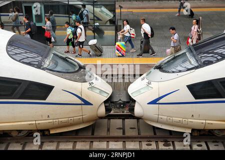 (170831) -- YANTAI, 31. August 2017 -- Passagiere bereiten sich auf einen Hochgeschwindigkeitszug am Yantai Bahnhof in Yantai Stadt, ostchinesische Provinz Shandong, 31. August 2017 vor. Chinas Sommerverkehrsspitzen dauerten vom 1. Juli bis zum 31. August, als Studenten in den Sommerferien Zeit hatten, zu reisen oder nach Hause zurückzukehren. ) (Ry) CHINA-SUMMER RAILWAY TRANSPORT PEAK-END (CN) TangxKe PUBLICATIONxNOTxINxCHN Yantai Aug 31 2017 Passagiere bereiten sich auf einen Bullet Train AM Yantai Bahnhof in Yantai City in Ostchina S Shan Dong Provinz August 31 2017 China S Summer Transportation Peak Zeitraum lief vom 1. Juli bis Stockfoto