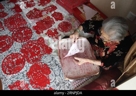 (170831) -- YANTAI, 31. Aug. 2017 -- Lin Guimao, 103, fertigt zu Hause in Yantai City, ostchinesische Provinz Shandong, 30. Aug. 2017. LIN lernte schon als Kind die Papercutting-Fähigkeiten und genießt heute noch das Hobby. ) (Ry) CHINA-YANTAI-PAPERCUTTINGS (CN) ShenxJizhong PUBLICATIONxNOTxINxCHN YANTAI Aug 31 2017 Lin 103 macht ZU Hause in Yantai Stadt Ostchina S Shan Dong Provinz Aug 30 2017 Stockfoto