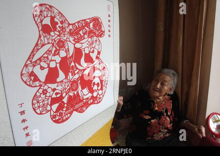 (170831) -- YANTAI, 31. Aug. 2017 -- Lin Guimao, 103, fertigt zu Hause in Yantai City, ostchinesische Provinz Shandong, 30. Aug. 2017. LIN lernte schon als Kind die Papercutting-Fähigkeiten und genießt heute noch das Hobby. ) (Ry) CHINA-YANTAI-PAPERCUTTINGS (CN) ShenxJizhong PUBLICATIONxNOTxINxCHN YANTAI Aug 31 2017 Lin 103 macht ZU Hause in Yantai Stadt Ostchina S Shan Dong Provinz Aug 30 2017 Stockfoto