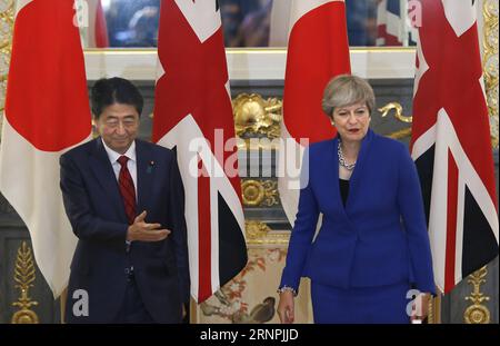 (170831) -- TOKIO, 31. August 2017 () -- der japanische Premierminister Shinzo Abe (L) begrüßt den Besuch der britischen Premierministerin Theresa May in Tokio, Japan, 31. August 2017. () (djj) JAPAN-TOKIO-GROSSBRITANNIEN-DIPLOMATIE Xinhua PUBLICATIONxNOTxINxCHN TOKIO August 31 2017 Japanische Premierminister Shinzo ABE l begrüßt Besuch der britischen Ministerpräsidenten Theresa May in Tokio Japan August 31 2017 djj Japan Tokio-Großbritannien-Diplomatie XINHUA PUBLICATIONxNOTxINxCHN Stockfoto