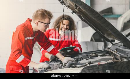 Glücklicher Werkstattmechaniker Teamwork männlicher Arbeiter Überprüfung Service Wartung Auto Fahrzeug Motor Auto Tuning Stockfoto