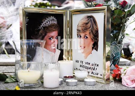 (170831) -- PARIS, 31. Aug. 2017 -- Blumen, Kerzen und Fotos sind in Gedenken an die Prinzessin Diana in Paris, Frankreich am 31. Aug. 2017 zu sehen. Die Menschen gedachten hier am Donnerstag an den 20. Jahrestag des tragischen Todes von Prinzessin Diana. Prinzessin Diana starb am 31. August 1997 bei einem Autounfall in einer Pariser Unterführung im Alter von 36 Jahren. FRANKREICH-PARIS-PRINZESSIN DIANA-GEDENKEN ChenxYichen PUBLICATIONxNOTxINxCHN Paris Aug 31 2017 Blumen Kerzen und Fotos sind Seen zum Gedenken an die Prinzessin Diana in Paris Frankreich AM 31 2017. Aug gedenken Berühmtheiten an den 20. Jahrestag der TR Stockfoto