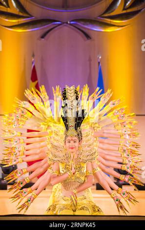 (170831) -- GENF, 31. August 2017 -- Artists of China Disabled People s Performing Art Troupe performt Thousand-Hand Bodhisattva im Palais des Nations in Genf, Schweiz, 31. August 2017. Eine Gruppe chinesischer Künstler mit Behinderungen hielt am Donnerstagabend eine atemberaubende Show im Palais des Nations, dem UN-Hauptquartier in Genf, für mehr als 1.000 Zuschauer, darunter über 30 Botschafter und hochrangige Leiter internationaler Organisationen. ) SCHWEIZ-GENF-CHINA-BEHINDERTE MENSCHEN S PERFORMING ART TRUPPE-PERFORMANCE XuxJinquan PUBLICATIONxNOTxINxCHN Genf Aug 31 2017 Künstler von China DISABL Stockfoto