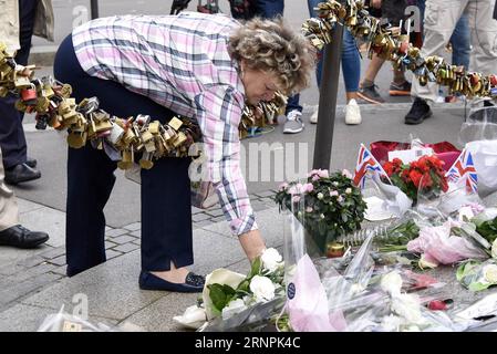 (170831) -- PARIS, 31. August 2017 -- Eine Frau legt einen Blumenstrauß an, um der Prinzessin Diana in Paris, Frankreich, am 31. August 2017 zu gedenken. Die Menschen gedachten hier am Donnerstag an den 20. Jahrestag des tragischen Todes von Prinzessin Diana. Prinzessin Diana starb am 31. August 1997 bei einem Autounfall in einer Pariser Unterführung im Alter von 36 Jahren. FRANKREICH-PARIS-PRINZESSIN DIANA-GEDENKEN ChenxYichen PUBLICATIONxNOTxINxCHN Paris Aug 31 2017 eine Frau legt ein Blumenstrauß zum Gedenken an die Prinzessin Diana in Paris Frankreich AM 31 2017. August gedenken Prominente an den 20. Jahrestag des tragischen Todes o Stockfoto