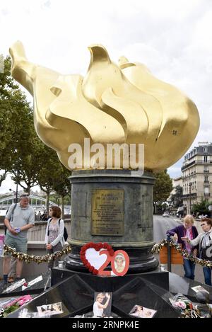 (170831) -- PARIS, 31. August 2017 -- die Statue, die Flamme der Freiheit , wird am 31. August 2017 zum Gedenken an die Prinzessin Diana in Paris, Frankreich, mit Blumen und Fotos dekoriert gesehen. Die Menschen kamen zu der Statue, um den 20. Jahrestag des tragischen Todes von Prinzessin Diana am Donnerstag zu gedenken. Prinzessin Diana starb am 31. August 1997 bei einem Autounfall in einer Pariser Unterführung im Alter von 36 Jahren. FRANKREICH-PARIS-PRINZESSIN DIANA-GEDENKEN ChenxYichen PUBLICATIONxNOTxINxCHN Paris Aug 31 2017 die Freiheitsstatue Flamme IST Seen mit Blumen und Fotos in Gedenken an die Prinzessin Diana Stockfoto