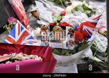 (170831) -- PARIS, 31. Aug. 2017 -- Blumen und Fotos sind in Gedenken an die Prinzessin Diana in Paris, Frankreich am 31. Aug. 2017 zu sehen. Die Menschen gedachten hier am Donnerstag an den 20. Jahrestag des tragischen Todes von Prinzessin Diana. Prinzessin Diana starb am 31. August 1997 bei einem Autounfall in einer Pariser Unterführung im Alter von 36 Jahren. FRANKREICH-PARIS-PRINZESSIN DIANA-GEDENKEN ChenxYichen PUBLICATIONxNOTxINxCHN Paris Aug 31 2017 Blumen und Fotos sind Seen in Gedenken an die Prinzessin Diana in Paris Frankreich AM 31 2017. August gedenken Prominente an den 20. Jahrestag des tragischen Todes von Pri Stockfoto