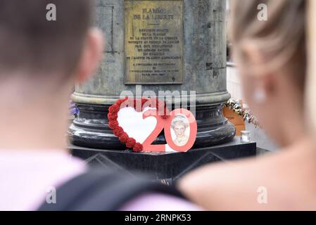 (170831) -- PARIS, 31. August 2017 -- Menschen stehen vor der Flamme der Freiheit, um der Prinzessin Diana in Paris, Frankreich, am 31. August 2017 zu gedenken. Die Menschen kamen zu der Statue, um den 20. Jahrestag des tragischen Todes von Prinzessin Diana am Donnerstag zu gedenken. Prinzessin Diana starb am 31. August 1997 bei einem Autounfall in einer Pariser Unterführung im Alter von 36 Jahren. FRANKREICH-PARIS-PRINZESSIN DIANA-GEDENKEN ChenxYichen PUBLICATIONxNOTxINxCHN Paris Aug 31 2017 Prominente stehen vor der Flamme der Freiheit, um der Prinzessin Diana in Paris zu gedenken Frankreich kam AM 31 2017. August auf die St. Stockfoto