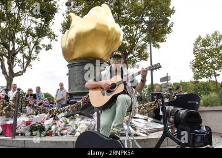 (170831) -- PARIS, 31. August 2017 -- Ein Mann singt Ein Lied zum Gedenken an die Prinzessin Diana vor der Flamme der Freiheit in Paris, Frankreich am 31. August 2017. Die Menschen gedachten hier am Donnerstag an den 20. Jahrestag des tragischen Todes von Prinzessin Diana. Prinzessin Diana starb am 31. August 1997 bei einem Autounfall in einer Pariser Unterführung im Alter von 36 Jahren. FRANKREICH-PARIS-PRINZESSIN DIANA-GEDENKEN ChenxYichen PUBLICATIONxNOTxINxCHN Paris Aug 31 2017 ein Mann singt ein Lied zum Gedenken an die Prinzessin Diana vor der Flamme der Freiheit in Paris Frankreich AM 31 2017. August gedachten Prominente an das 20. Anniversa Stockfoto