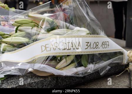 (170831) -- PARIS, 31. Aug. 2017 -- Blumen werden in Gedenken an die Prinzessin Diana in Paris, Frankreich am 31. Aug. 2017 gesehen. Die Menschen gedachten hier am Donnerstag an den 20. Jahrestag des tragischen Todes von Prinzessin Diana. Prinzessin Diana starb am 31. August 1997 bei einem Autounfall in einer Pariser Unterführung im Alter von 36 Jahren. FRANKREICH-PARIS-PRINZESSIN DIANA-GEDENKEN ChenxYichen PUBLICATIONxNOTxINxCHN Paris Aug 31 2017 Blumen sind Seen in Gedenken an die Prinzessin Diana in Paris Frankreich AM 31 2017. August gedenken Prominente an den 20. Jahrestag des tragischen Todes von Prinzessin Diana hier AM Th Stockfoto