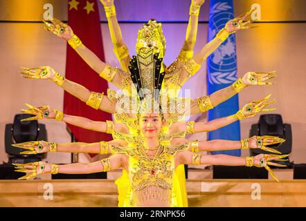 (170831) -- GENF, 31. August 2017 -- Artists of China Disabled People s Performing Art Troupe performt Thousand-Hand Bodhisattva im Palais des Nations in Genf, Schweiz, 31. August 2017. Eine Gruppe chinesischer Künstler mit Behinderungen hielt am Donnerstagabend eine atemberaubende Show im Palais des Nations, dem UN-Hauptquartier in Genf, für mehr als 1.000 Zuschauer, darunter über 30 Botschafter und hochrangige Leiter internationaler Organisationen. ) SCHWEIZ-GENF-CHINA-BEHINDERTE MENSCHEN S PERFORMING ART TRUPPE-PERFORMANCE XuxJinquan PUBLICATIONxNOTxINxCHN Genf Aug 31 2017 Künstler von China DISABL Stockfoto