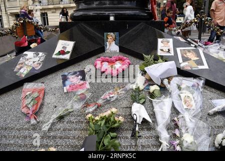 (170831) -- PARIS, 31. Aug. 2017 -- Blumen und Fotos sind in Gedenken an die Prinzessin Diana in Paris, Frankreich am 31. Aug. 2017 zu sehen. Die Menschen gedachten hier am Donnerstag an den 20. Jahrestag des tragischen Todes von Prinzessin Diana. Prinzessin Diana starb am 31. August 1997 bei einem Autounfall in einer Pariser Unterführung im Alter von 36 Jahren. FRANKREICH-PARIS-PRINZESSIN DIANA-GEDENKEN ChenxYichen PUBLICATIONxNOTxINxCHN Paris Aug 31 2017 Blumen und Fotos sind Seen in Gedenken an die Prinzessin Diana in Paris Frankreich AM 31 2017. August gedenken Prominente an den 20. Jahrestag des tragischen Todes von Pri Stockfoto