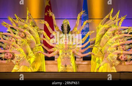 (170831) -- GENF, 31. August 2017 -- Artists of China Disabled People s Performing Art Troupe performt Thousand-Hand Bodhisattva im Palais des Nations in Genf, Schweiz, 31. August 2017. Eine Gruppe chinesischer Künstler mit Behinderungen hielt am Donnerstagabend eine atemberaubende Show im Palais des Nations, dem UN-Hauptquartier in Genf, für mehr als 1.000 Zuschauer, darunter über 30 Botschafter und hochrangige Leiter internationaler Organisationen. ) SCHWEIZ-GENF-CHINA-BEHINDERTE MENSCHEN S PERFORMING ART TRUPPE-PERFORMANCE XuxJinquan PUBLICATIONxNOTxINxCHN Genf Aug 31 2017 Künstler von China DISABL Stockfoto