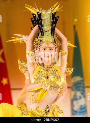 (170831) -- GENF, 31. August 2017 -- Artists of China Disabled People s Performing Art Troupe performt Thousand-Hand Bodhisattva im Palais des Nations in Genf, Schweiz, 31. August 2017. Eine Gruppe chinesischer Künstler mit Behinderungen hielt am Donnerstagabend eine atemberaubende Show im Palais des Nations, dem UN-Hauptquartier in Genf, für mehr als 1.000 Zuschauer, darunter über 30 Botschafter und hochrangige Leiter internationaler Organisationen. ) SCHWEIZ-GENF-CHINA-BEHINDERTE MENSCHEN S PERFORMING ART TRUPPE-PERFORMANCE XuxJinquan PUBLICATIONxNOTxINxCHN Genf Aug 31 2017 Künstler von China DISABL Stockfoto