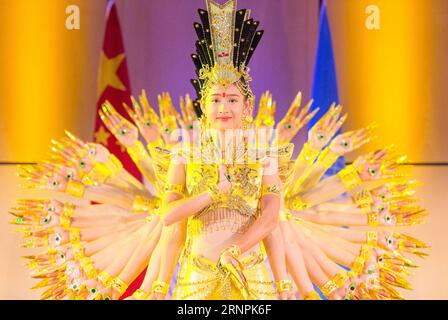 (170831) -- GENF, 31. August 2017 -- Artists of China Disabled People s Performing Art Troupe performt Thousand-Hand Bodhisattva im Palais des Nations in Genf, Schweiz, 31. August 2017. Eine Gruppe chinesischer Künstler mit Behinderungen hielt am Donnerstagabend eine atemberaubende Show im Palais des Nations, dem UN-Hauptquartier in Genf, für mehr als 1.000 Zuschauer, darunter über 30 Botschafter und hochrangige Leiter internationaler Organisationen. ) SCHWEIZ-GENF-CHINA-BEHINDERTE MENSCHEN S PERFORMING ART TRUPPE-PERFORMANCE XuxJinquan PUBLICATIONxNOTxINxCHN Genf Aug 31 2017 Künstler von China DISABL Stockfoto