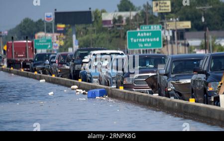 (170831) -- BEAUMONT (USA), 31. August 2017 -- Fahrzeuge werden auf einem überfluteten Highway in Beaumont, Texas, USA, 31. August 2017 gesehen. Fast 40 Menschen starben oder werden bei Überschwemmungen oder Umständen im Zusammenhang mit dem Tropischen Sturm Harvey in Texas gefürchtet, laut lokalen Beamten. ) U.S.-TEXAS-HARVEY-FLOOD YinxBogu PUBLICATIONxNOTxINxCHN Beaumont US Aug 31 2017 FAHRZEUGE sind Seen AUF einem überfluteten Highway in Beaumont Texas die Vereinigten Staaten Pfarreien 31 2017 40 Prominente starben oder werden bei Überschwemmungen oder Umständen IM ZUSAMMENHANG MIT dem Tropischen Sturm Harvey in Texas gefürchtet, nach lokalen Angaben Stockfoto