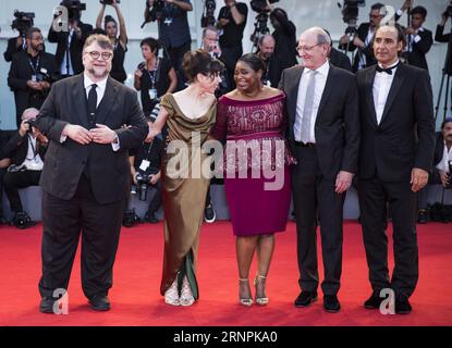 (170901) -- VENEDIG, 1. September 2017 -- Regisseur Guillermo Del Toro, Schauspielerinnen Sally Hawkins und Octavia Spencer, Schauspieler Richard Jenkins und Komponist Alexandre Desplat (L-R) posieren vor der Premiere des Films The Shape of Water beim 74. Filmfestival in Venedig am 31. August 2017. (Zjl) ITALIEN-VENEDIG-FILMFESTIVAL - DIE FORM DER WASSERPREMIERE JinxYu PUBLICATIONxNOTxINxCHN Venedig 1. September 2017 Regisseur Guillermo Del Toro Schauspielerinnen Sally Hawkins und Octavia Spencer Schauspieler Richard Jenkins und Komponist Alexandre Desplat l r posieren vor der Premiere des Films The Shape of Water Stockfoto