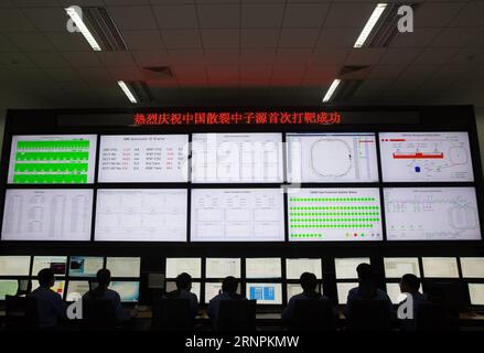 (170901) -- DONGGUAN, 1. September 2017 -- Ingenieure arbeiten im Kontrollraum des Kreisbeschleunigers für die China Spallation Neutron Source (CSNS) in Dongguan, Provinz Guangdong, 1. September 2017. Nach einer Pressekonferenz des Instituts für Hochenergiephysik der Chinesischen Akademie der Wissenschaften am Freitag in Dongguan wurde am 28. August 2017 erstmals ein Neutronenstrahl erfolgreich am CSNS gewonnen. mit dem der Hauptbau und der Beginn der Testphase für das CSNS-Projekt, eine große wissenschaftliche Einrichtung auf nationaler Ebene, abgeschlossen werden. Das Projekt sollte es sein Stockfoto