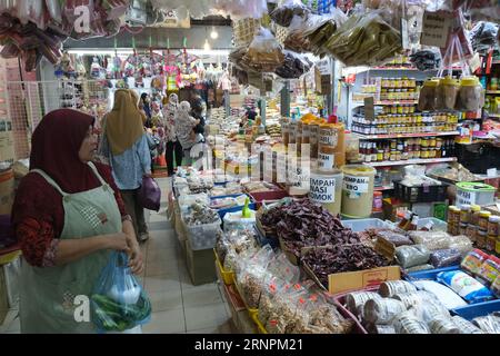 Speisen und Gewürze werden auf Kota Bharu Siti Khadijah Markt angeboten Stockfoto