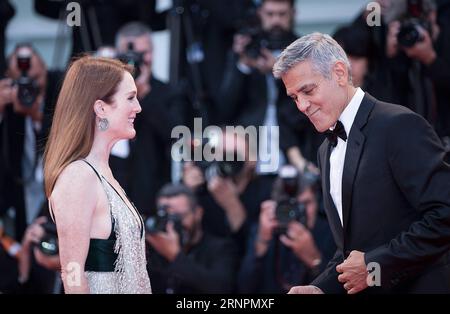 (170903) -- VENEDIG, 3. September 2017 -- Schauspielerin Julianne Moore (L) und Regisseur George Clooney nahmen an der Premiere des Films Suburbicon im Wettbewerb auf dem 74. Filmfestival in Venedig, Italien, 2. September 2017 Teil. ) (Zjl) ITALIEN-VENEDIG-FILMFESTIVAL-SUBURBICON PREMIERE JinxYu PUBLICATIONxNOTxINxCHN Venedig 3. September 2017 Schauspielerin Julianne Moore l und Regisseur George Clooney nehmen an der Premiere des Wettbewerbs Film in Wettbewerb AUF dem 74. Venedig Filmfestival in Venedig Italien 2. September 2017 zjl Italien Venedig Filmfestival Premiere JinxYu PUBLICATIONxCHCHN Stockfoto