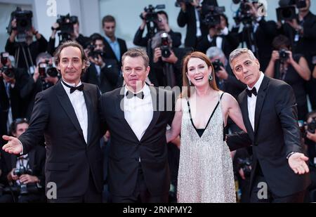 (170903) -- VENEDIG, 3. September 2017 -- Komponist Alexandre Desplat, Schauspieler Matt Damon, Schauspielerin Julianne Moore und Regisseur George Clooney (L-R) nehmen an der Premiere des Films Suburbicon im Wettbewerb beim 74. Filmfestival in Venedig, Italien, 2. September 2017 Teil. ) (Zjl) ITALIEN-VENEDIG-FILMFESTIVAL-SUBURBICON PREMIERE JinxYu PUBLICATIONxNOTxINxCHN Venedig 3. September 2017 Komponist Alexandre Desplat Schauspieler Matt Damon Schauspielerin Julianne Moore und Regisseur George Clooney l r nehmen an der Premiere des Film in Wettbewerb AUF dem 74. Venedig Filmfestival in Venedig 2. September 2017 zjl Italy Venice Fi Teil Stockfoto