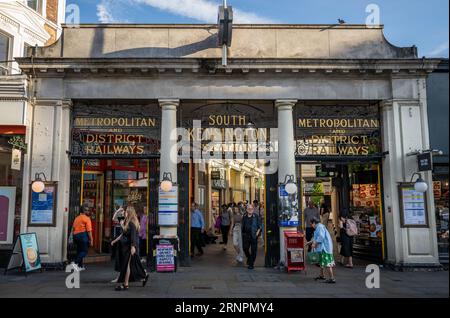 London, UK: Der Eingang zur U-Bahnstation South Kensington im Londoner U-Bahn-Netz. Stockfoto